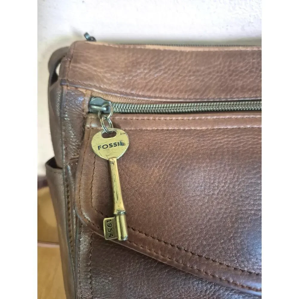 Vintage Fossil Genuine leather crossbody bag 1954 #75082 Brown in color